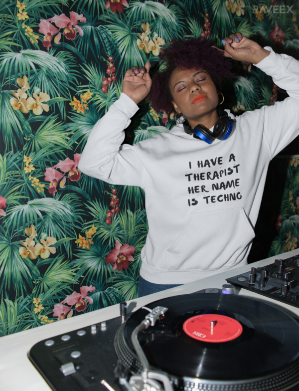 Hoodie à design frontal - I have a therapist her name is techno - Image 3