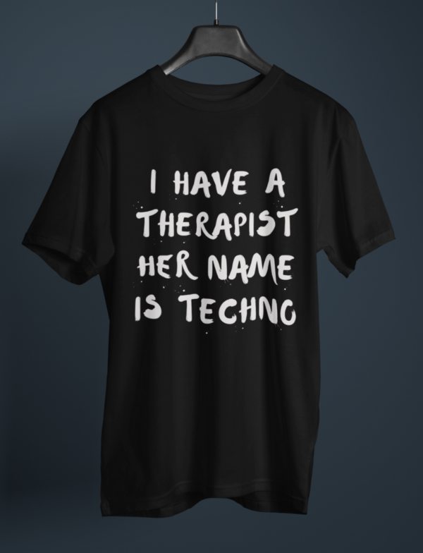 T-shirts à design frontal - I have a therapist her name is techno