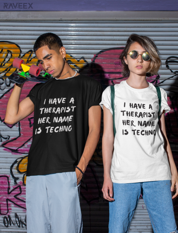 T-shirts à design frontal - I have a therapist her name is techno - Image 2